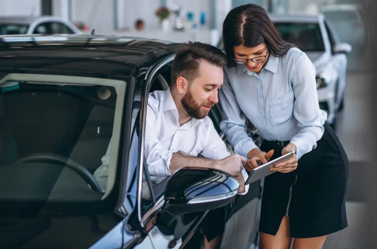 imagem ilustrativa de homem vendo opções para refinanciar veículo