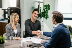 Planeje o uso do dinheiro obtido com o empréstimo de forma estratégica. | Foto: Freepik.